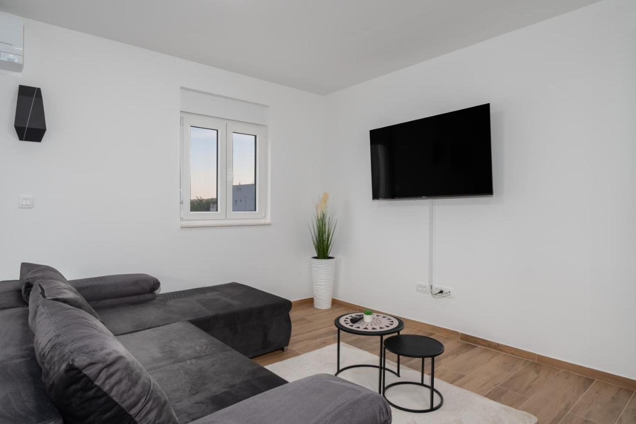 Number One Apartments Vir Eksteriør billede